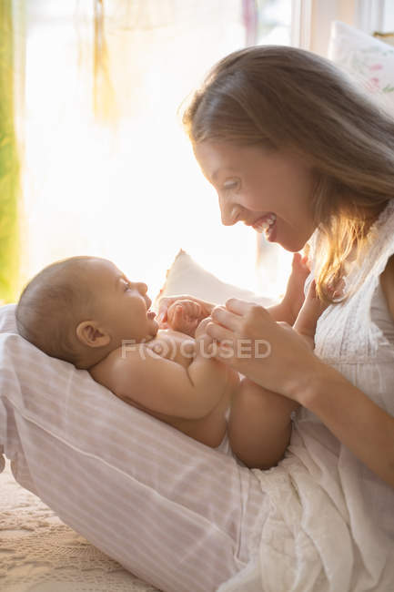Mère jouant avec bébé garçon — Photo de stock