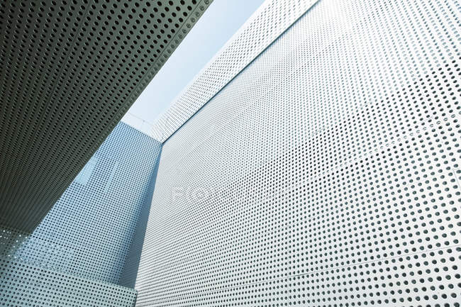 Modern building and wall during daytime — Stock Photo