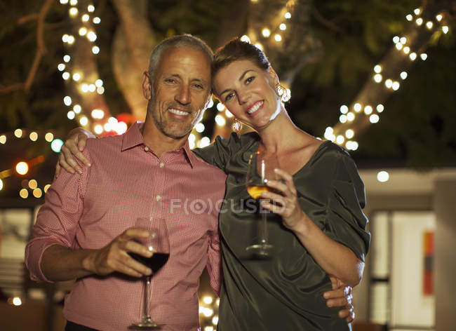 Pareja bebiendo vino juntos al aire libre - foto de stock