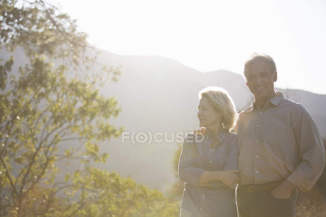 Ritratto di felice coppia di anziani all'aperto — Foto stock