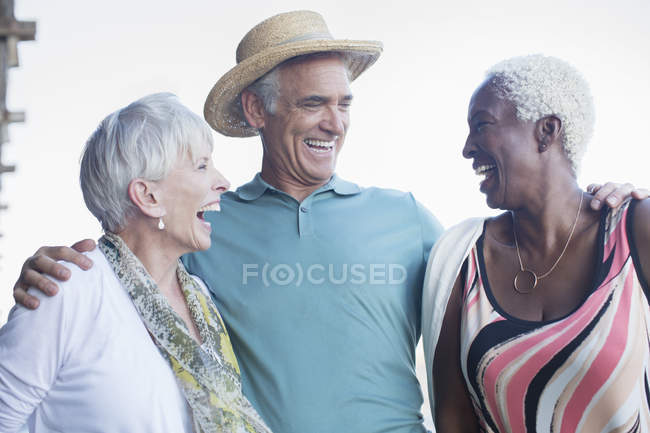 Heureux amis aînés riant ensemble — Photo de stock