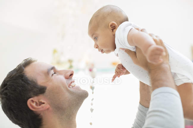 Père jouant avec bébé garçon — Photo de stock