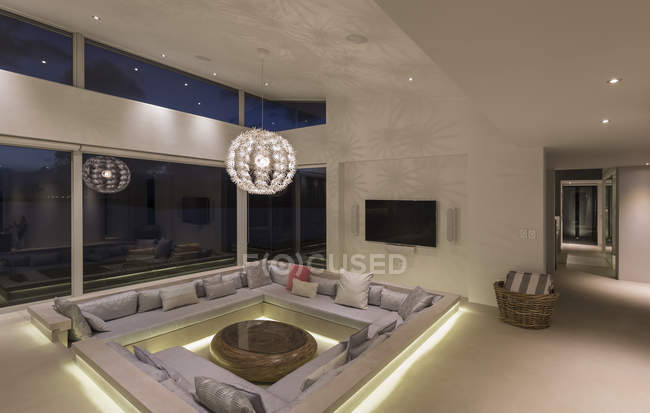 Beleuchtete moderne Luxus-Haus Vitrine Interieur Wohnzimmer mit Kronleuchter — Stockfoto