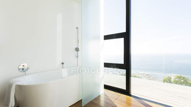 Ванна и раздвижная стеклянная дверь современного дома — стоковое фото