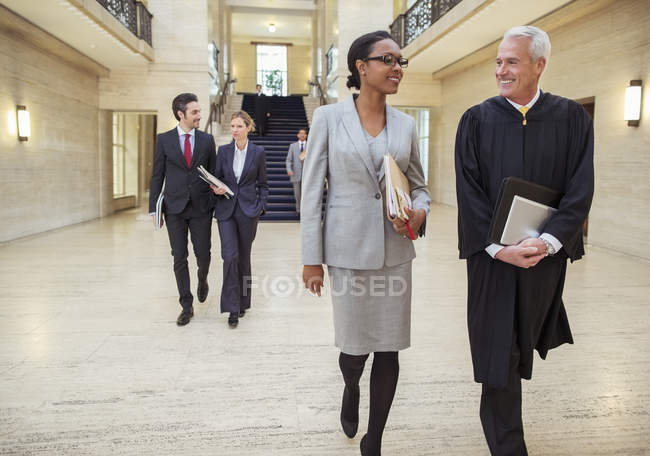 Судді та адвокати проходять через будівлю суду — стокове фото