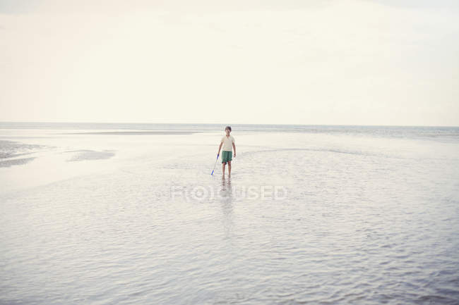 Retrato menino segurando empurrar no oceano surf na praia de verão nublado — Fotografia de Stock