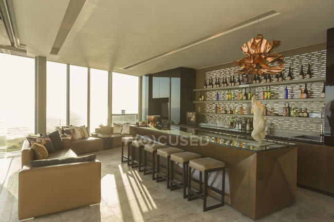 Moderno bar vitrine em casa de luxo — Fotografia de Stock