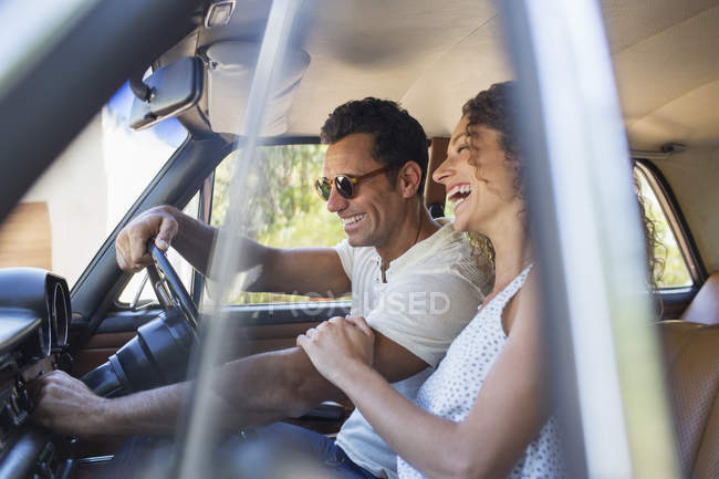 Couple chevauchant en voiture sur une journée ensoleillée — Photo de stock
