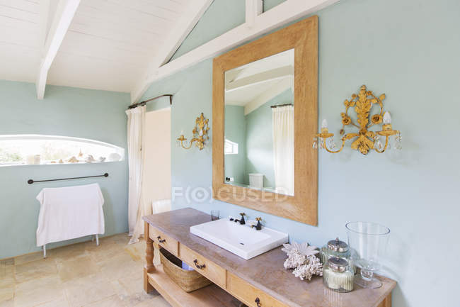 Раковина и зеркало в деревенской ванной комнате — стоковое фото