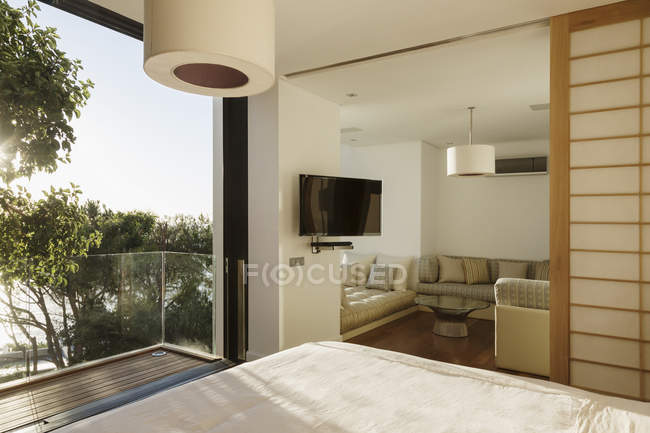 Sonniges Schlafzimmer mit Balkon — Stockfoto