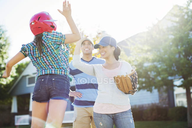 Family playing baseball outdoors — Stock Photo
