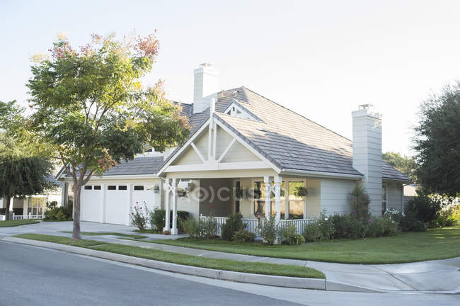 Sunny house and yard during daytime — Stock Photo