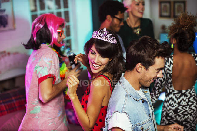 Веселі друзі танцюють разом на вечірці — стокове фото