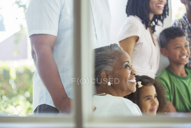 Счастливая семья мульти поколения на крыльце — стоковое фото