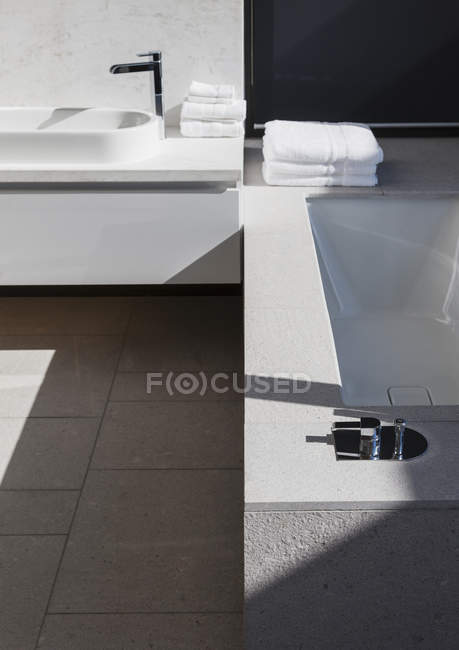 Sinks and bathtub in modern bathroom — Stock Photo
