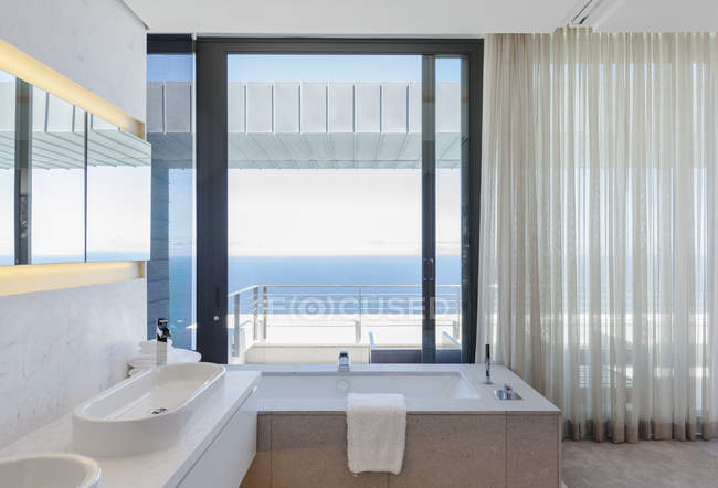 Современная ванная с видом на океан — стоковое фото