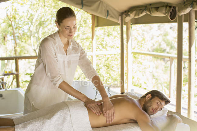 Людина має масаж у спа-центрі — стокове фото