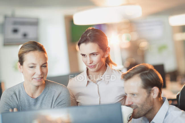 Geschäftsleute arbeiten im Büro am Computer — Stockfoto