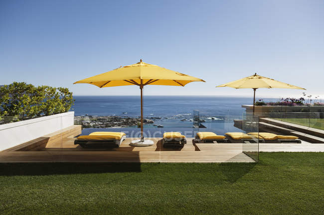 Cadeiras de estar com vista para piscina infinita e oceano — Fotografia de Stock