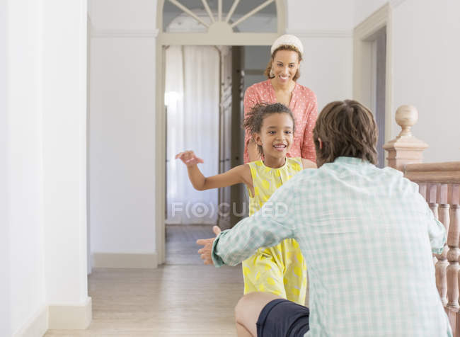 Vater und Tochter umarmen sich im Wohnraum — Stockfoto