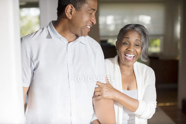 Ridendo coppia anziana in porta — Foto stock