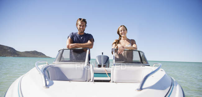 Couple debout dans le bateau sur l'eau — Photo de stock