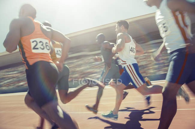 Runners racing on track — Stock Photo
