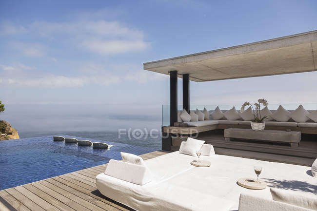 Cabana та пейзажний басейн з видом на океан — стокове фото