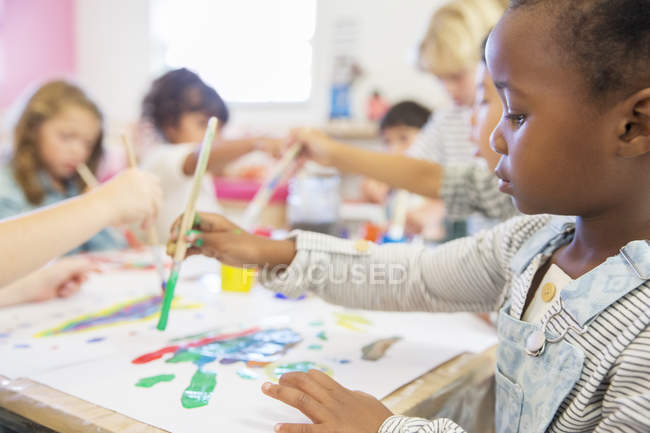 Pintura estudantil em sala de aula dentro — Fotografia de Stock