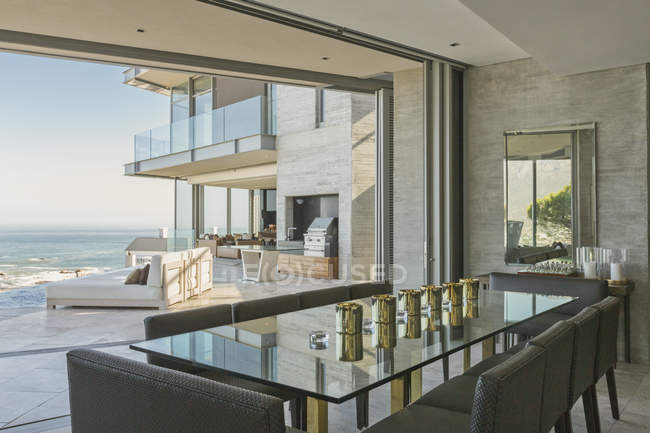 Luxus modernes Haus Vitrine Esszimmer mit Meerblick — Stockfoto