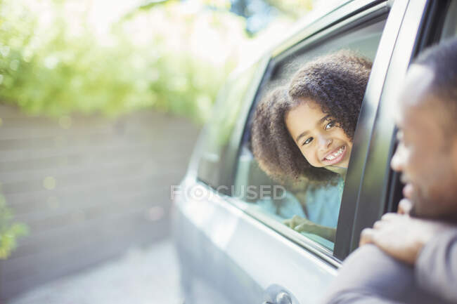 Отец и дочь высунулись из окон машин — стоковое фото