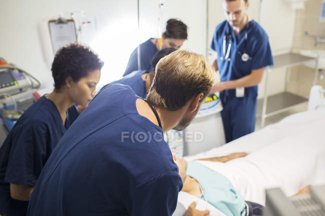 Ärzteteam betreut Patienten im Krankenhaus — Stockfoto
