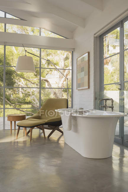 Vasca da bagno nella camera da letto dell'hotel vetrina di lusso — Foto stock