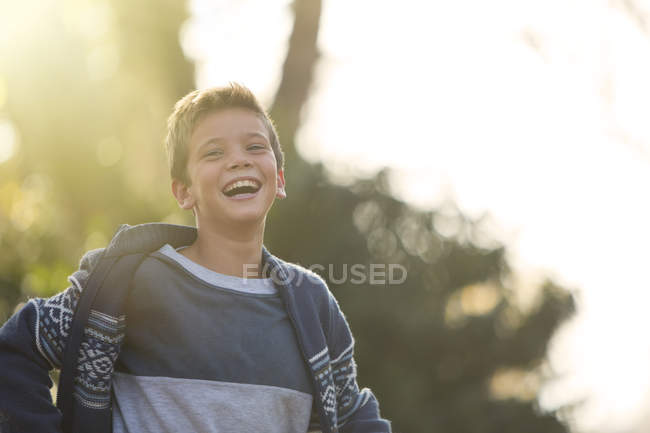 Сміється білий хлопчик позує в парку — стокове фото