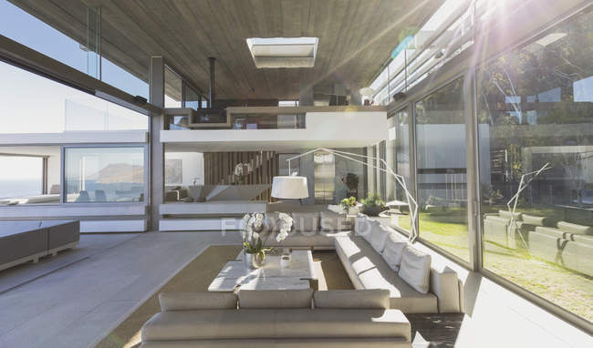 Солнечная современная, роскошная витрина интерьера гостиной — стоковое фото