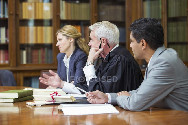 Судья и адвокаты разговаривают в кабинете — стоковое фото