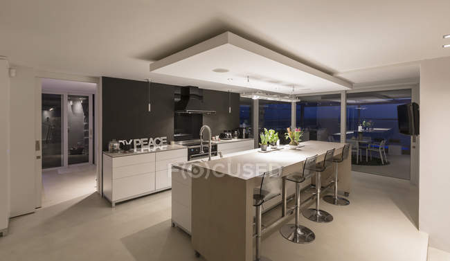 Освещение современной роскошной домашней витрины интерьера кухни ночью — стоковое фото