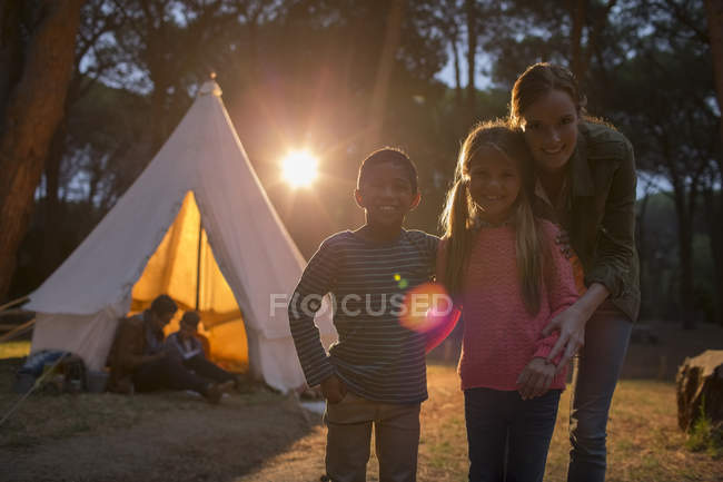 Estudiantes y profesores sonriendo en el camping - foto de stock