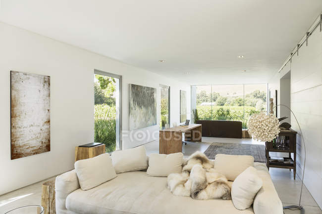 Sofás e escrivaninha no espaço de estar moderno — Fotografia de Stock