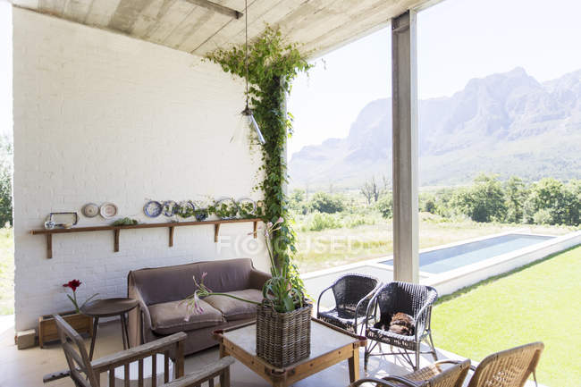 Living area overlooking backyard — Stock Photo
