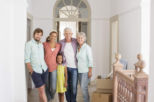 Familie lächelt gemeinsam im Wohnraum — Stockfoto