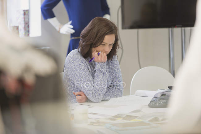 Fokussierter Modeeinkäufer überprüft Papierkram im Büro — Stockfoto