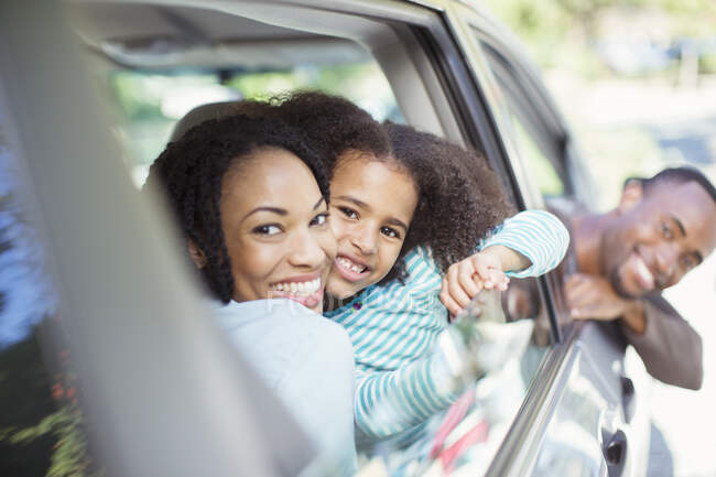 Портрет счастливой семьи, выходящей из окон автомобиля — стоковое фото