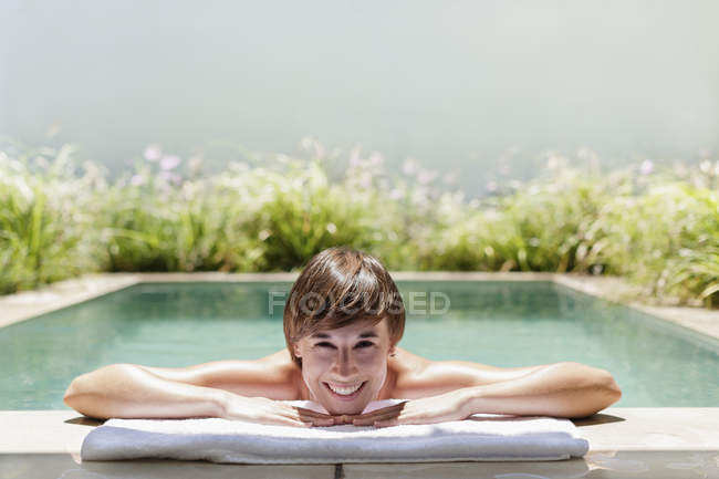 Mulher relaxante na piscina de luxo — Fotografia de Stock