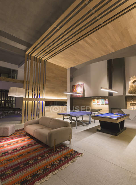 Beleuchtetes modernes, luxuriöses Wohnvitrineninterieur mit Billardtisch und Tischtennisplatte — Stockfoto