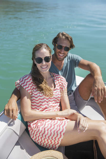 Пара сидить у човні на воді — стокове фото