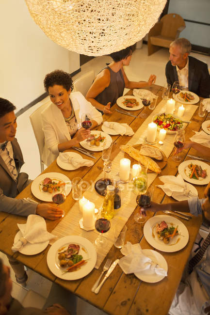 Друзі їдять разом на вечірці — стокове фото