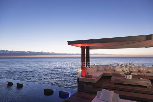 Cabana та пейзажний басейн з видом на океан — стокове фото