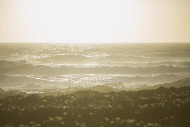 Vista panorámica de las olas del océano - foto de stock
