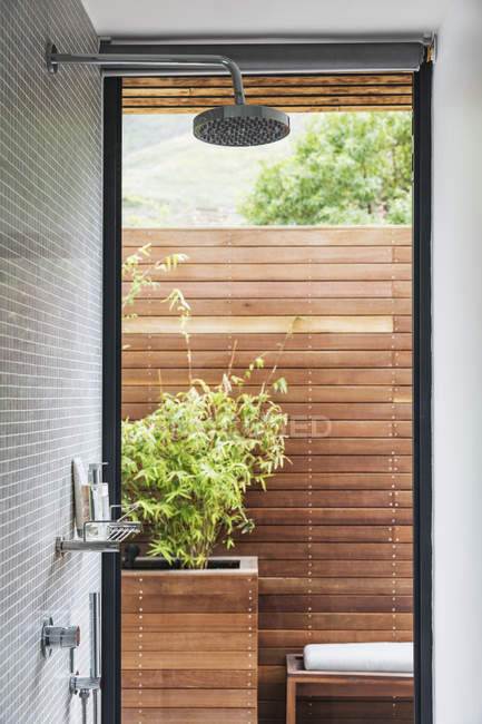 Moderna casa vetrina doccia interna — Foto stock